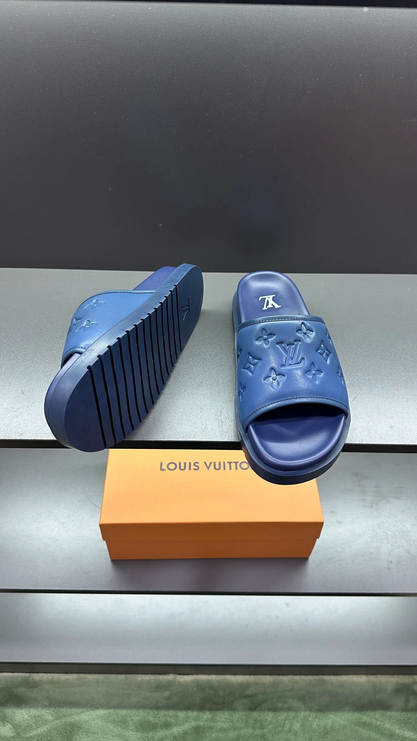 [L Home] P: 300💰Size: 38-45 Top purchasing lv men's summer slippers, classic presbyopia with soft real leather lining, unique color splicing effect, distinctive personality, fashionable and trendy essential style, light and comfortable. Lightweight and tough rubber insole, micro ridged foam outsole, super comfortable!